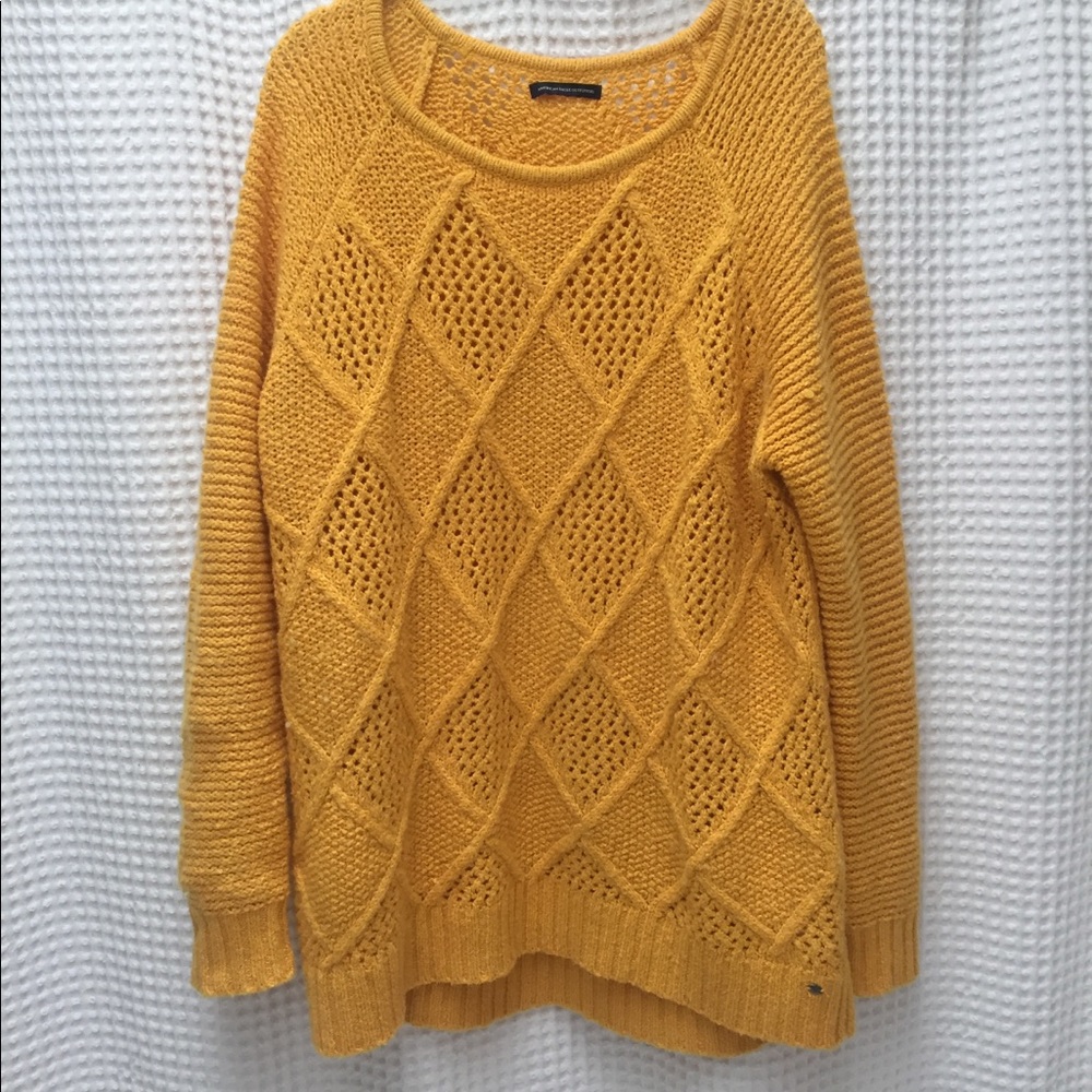 American Eagle yellow sweater !!